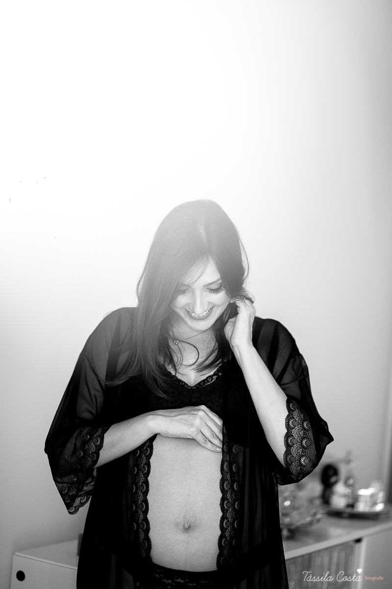 fotos de grávida feitas em casa, fotógrafa de ensaio gestante em VItória ES, fotos de grávida de lingerie, mãe de menino, ensaio fotográfico feito em casa, ensaio lifestyle, tássila costa fotografia