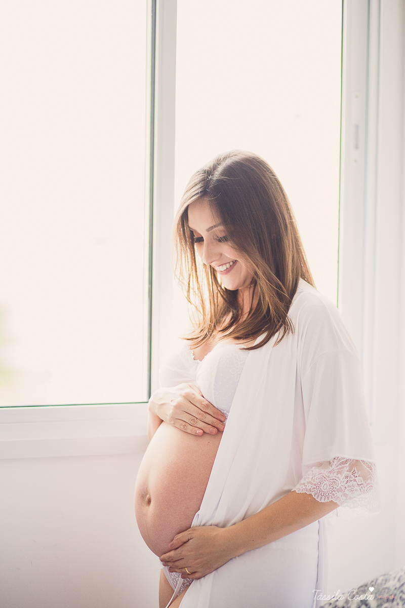 fotos de grávida feitas em casa, fotógrafa de ensaio gestante em VItória ES, fotos de grávida de lingerie, mãe de menino, ensaio fotográfico feito em casa, ensaio lifestyle, tássila costa fotografia