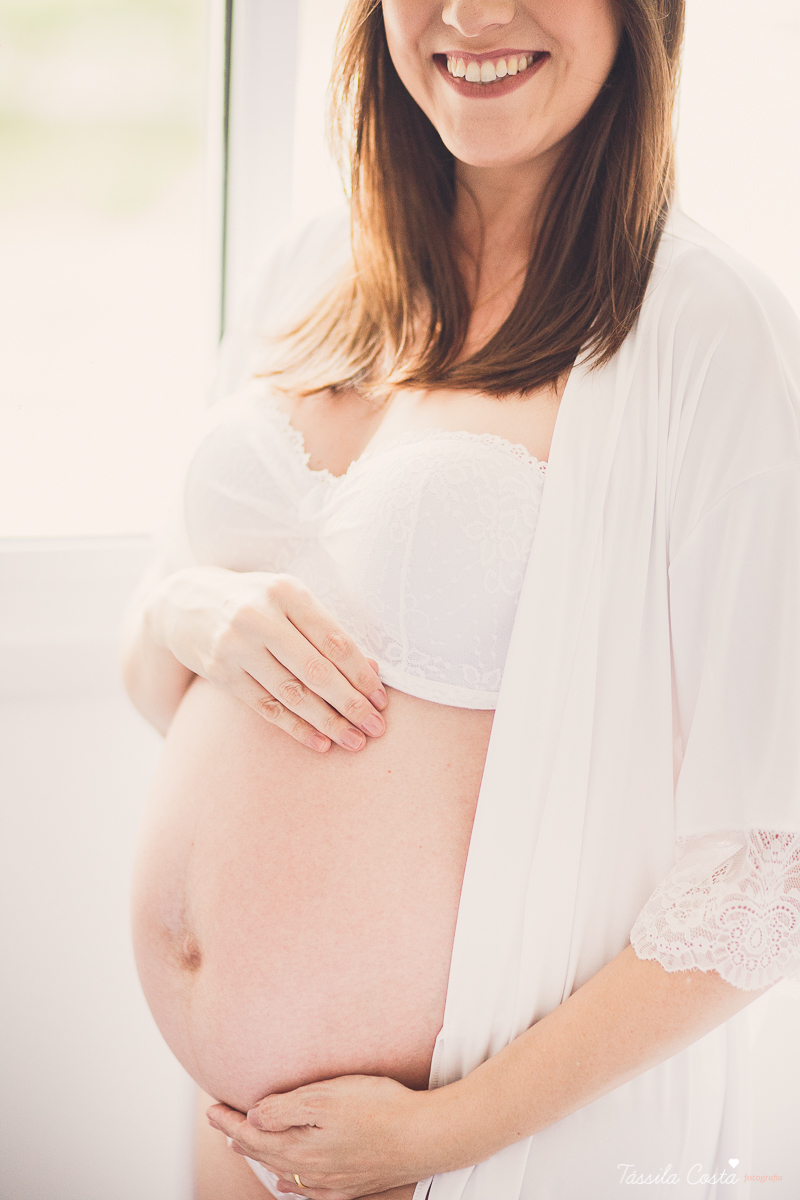 fotos de grávida feitas em casa, fotógrafa de ensaio gestante em VItória ES, fotos de grávida de lingerie, mãe de menino, ensaio fotográfico feito em casa, ensaio lifestyle, tássila costa fotografia