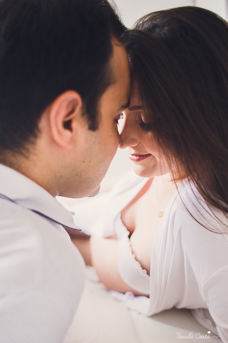 fotos de grávida feitas em casa, fotógrafa de ensaio gestante em VItória ES, fotos de grávida de lingerie, mãe de menino, ensaio fotográfico feito em casa, ensaio lifestyle, tássila costa fotografia