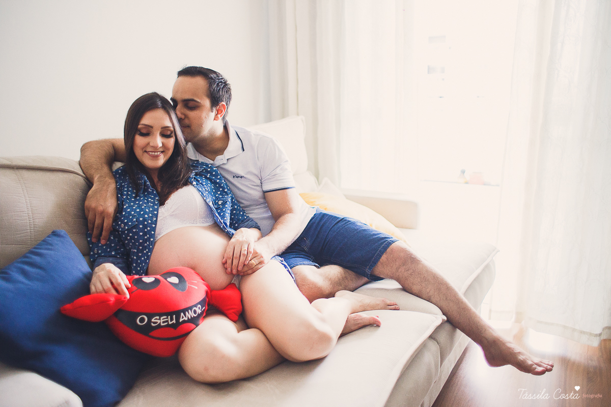 fotos de grávida feitas em casa, fotógrafa de ensaio gestante em VItória ES, fotos de grávida de lingerie, mãe de menino, ensaio fotográfico feito em casa, ensaio lifestyle, tássila costa fotografia