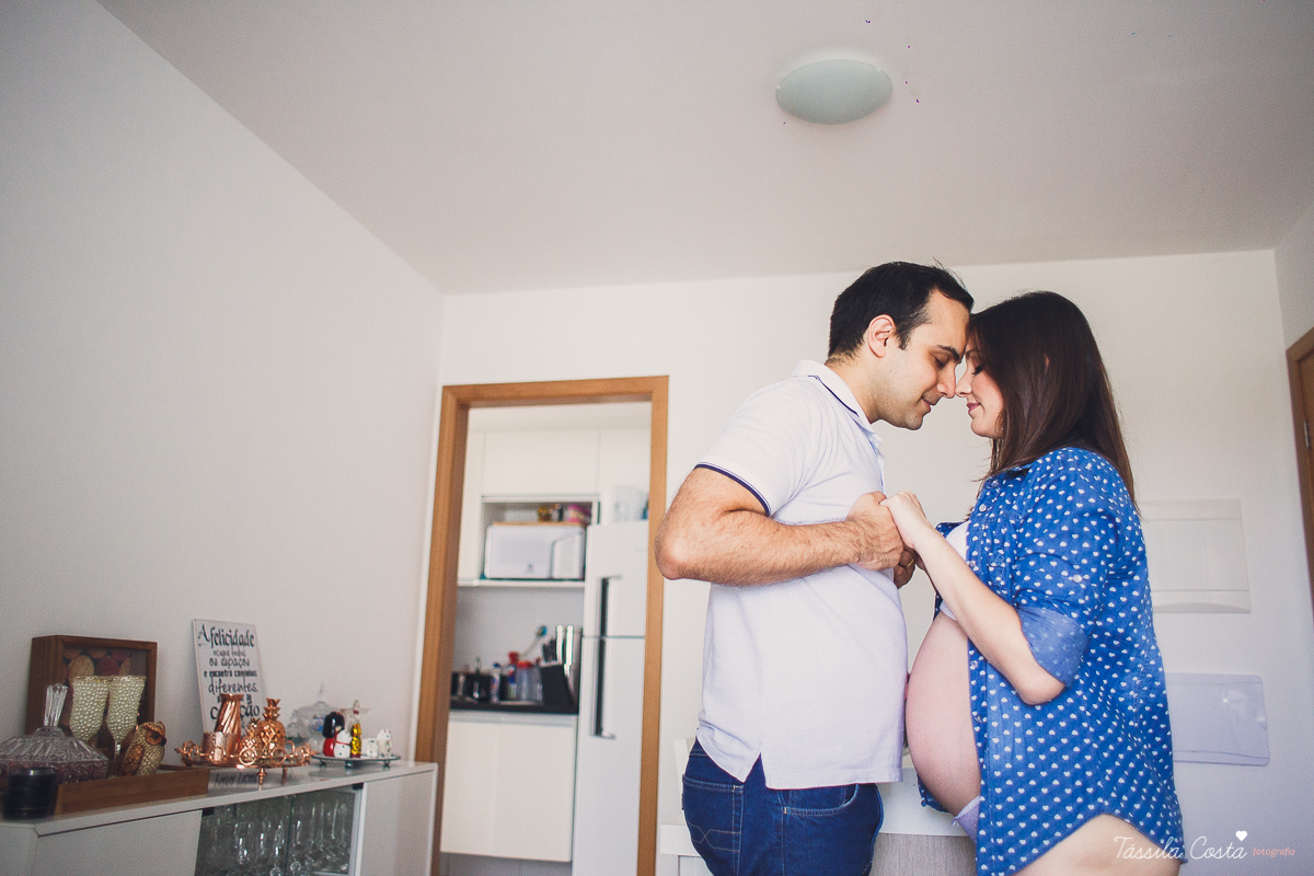 fotos de grávida feitas em casa, fotógrafa de ensaio gestante em VItória ES, fotos de grávida de lingerie, mãe de menino, ensaio fotográfico feito em casa, ensaio lifestyle, tássila costa fotografia