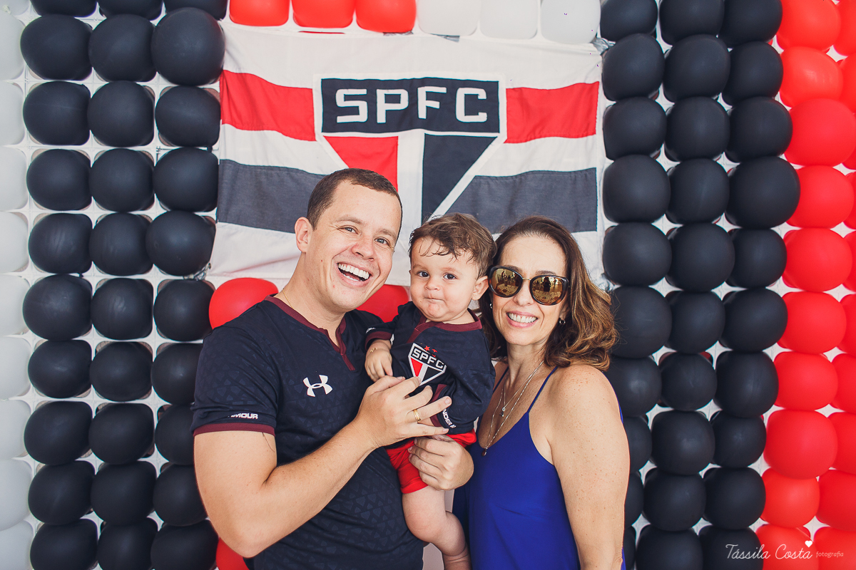 festa simples no tema São Paulo, convidados uniformizados com camisa de time na festa, aniversário simples no prédio, churrasco com amigos, churrasco oara aniversário de 1 ano, fotografia infantil, desconto em fotografia infantil em Vila Velha, fotógrafo