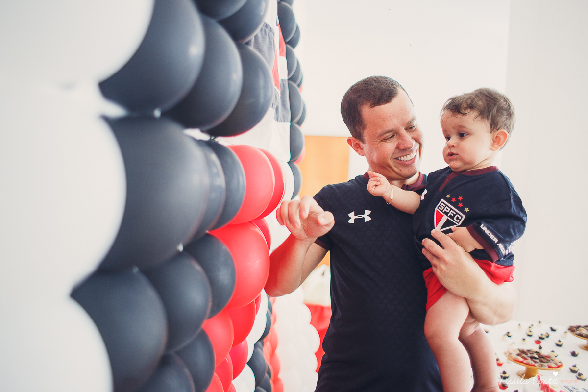 festa simples no tema São Paulo, convidados uniformizados com camisa de time na festa, aniversário simples no prédio, churrasco com amigos, churrasco oara aniversário de 1 ano, fotografia infantil, desconto em fotografia infantil em Vila Velha, fotógrafo