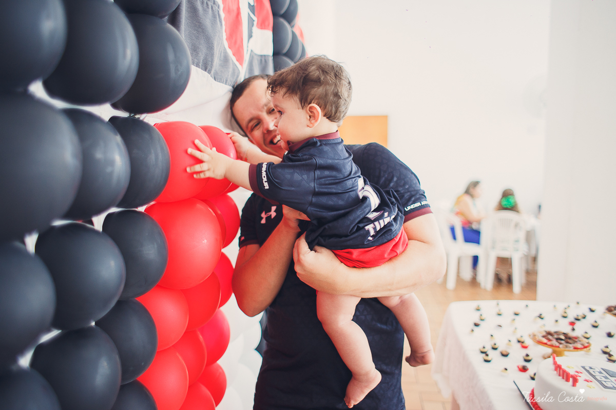 festa simples no tema São Paulo, convidados uniformizados com camisa de time na festa, aniversário simples no prédio, churrasco com amigos, churrasco oara aniversário de 1 ano, fotografia infantil, desconto em fotografia infantil em Vila Velha, fotógrafo