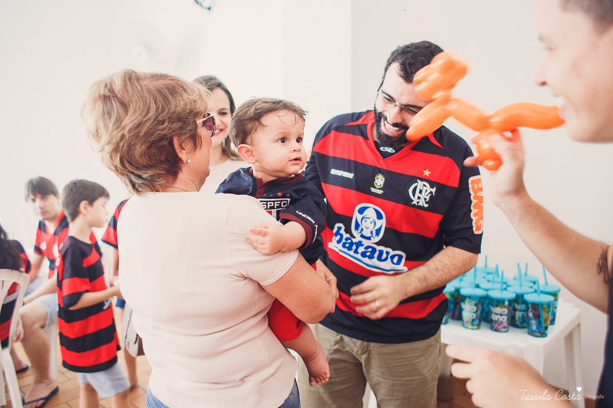 festa simples no tema São Paulo, convidados uniformizados com camisa de time na festa, aniversário simples no prédio, churrasco com amigos, churrasco oara aniversário de 1 ano, fotografia infantil, desconto em fotografia infantil em Vila Velha, fotógrafo