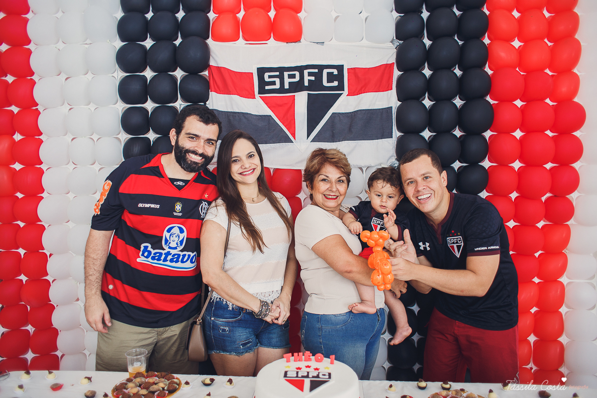 festa simples no tema São Paulo, convidados uniformizados com camisa de time na festa, aniversário simples no prédio, churrasco com amigos, churrasco oara aniversário de 1 ano, fotografia infantil, desconto em fotografia infantil em Vila Velha, fotógrafo