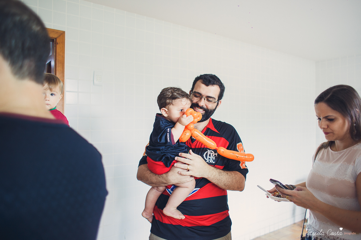festa simples no tema São Paulo, convidados uniformizados com camisa de time na festa, aniversário simples no prédio, churrasco com amigos, churrasco oara aniversário de 1 ano, fotografia infantil, desconto em fotografia infantil em Vila Velha, fotógrafo