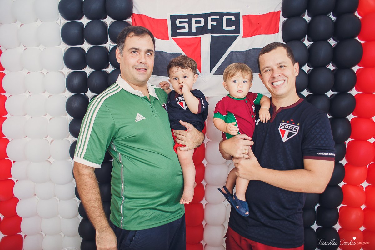 festa simples no tema São Paulo, convidados uniformizados com camisa de time na festa, aniversário simples no prédio, churrasco com amigos, churrasco oara aniversário de 1 ano, fotografia infantil, desconto em fotografia infantil em Vila Velha, fotógrafo