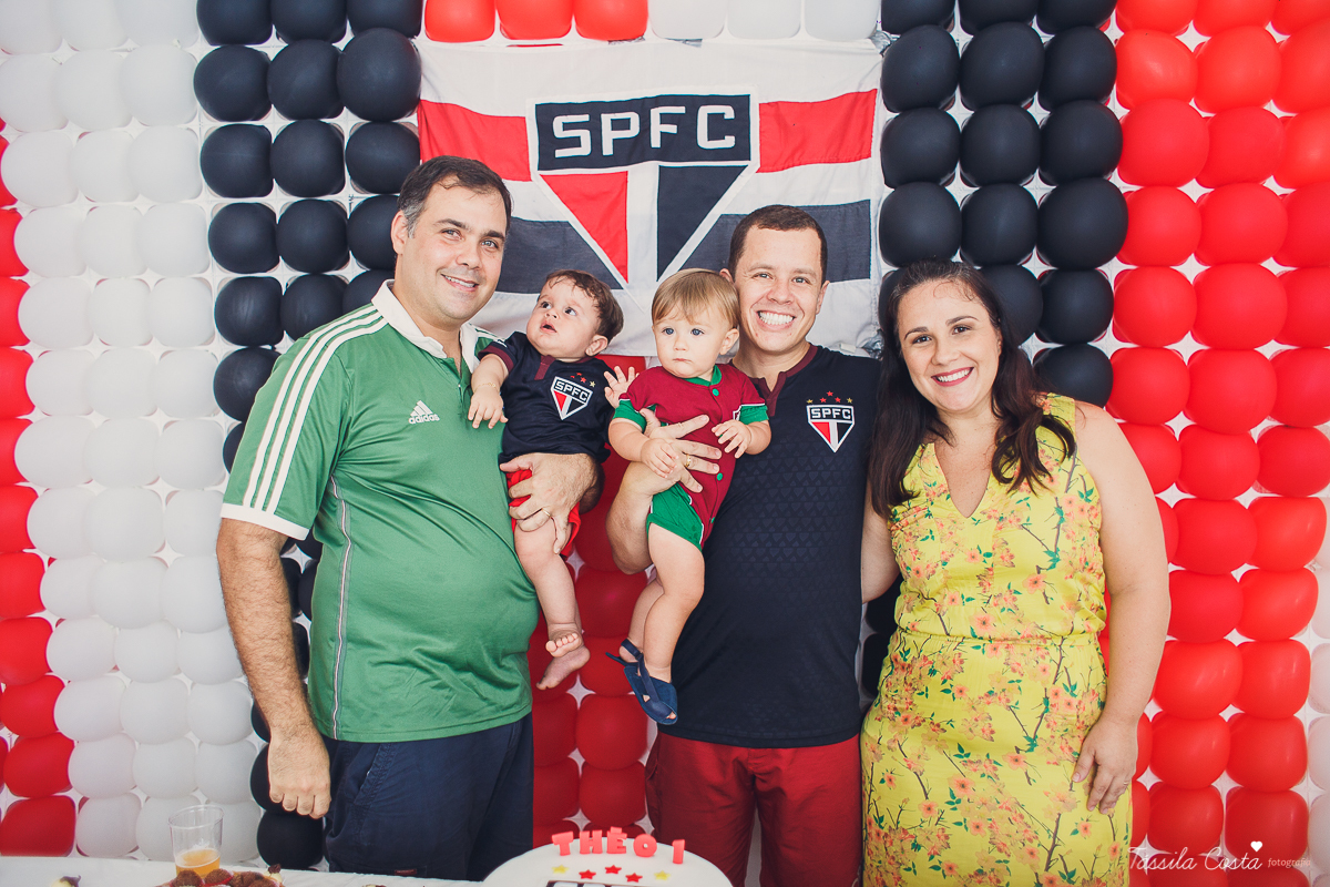 festa simples no tema São Paulo, convidados uniformizados com camisa de time na festa, aniversário simples no prédio, churrasco com amigos, churrasco oara aniversário de 1 ano, fotografia infantil, desconto em fotografia infantil em Vila Velha, fotógrafo