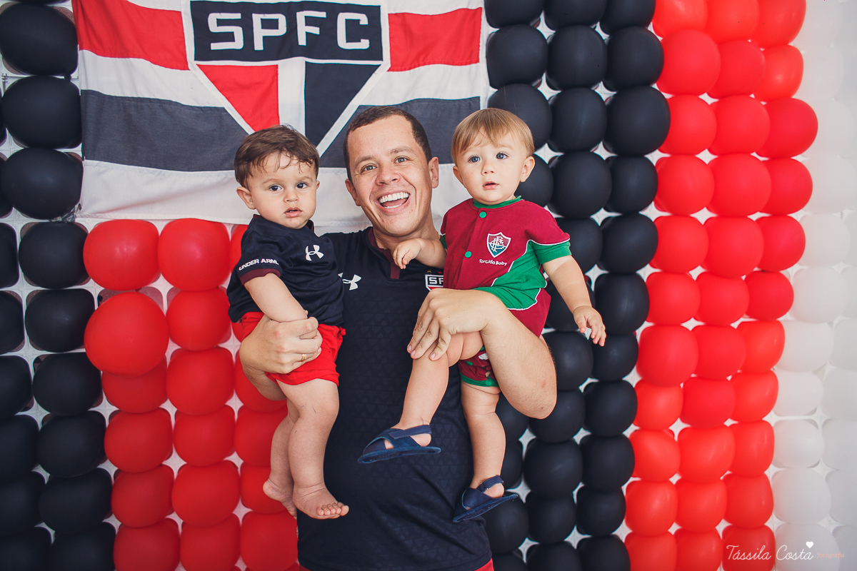 festa simples no tema São Paulo, convidados uniformizados com camisa de time na festa, aniversário simples no prédio, churrasco com amigos, churrasco oara aniversário de 1 ano, fotografia infantil, desconto em fotografia infantil em Vila Velha, fotógrafo