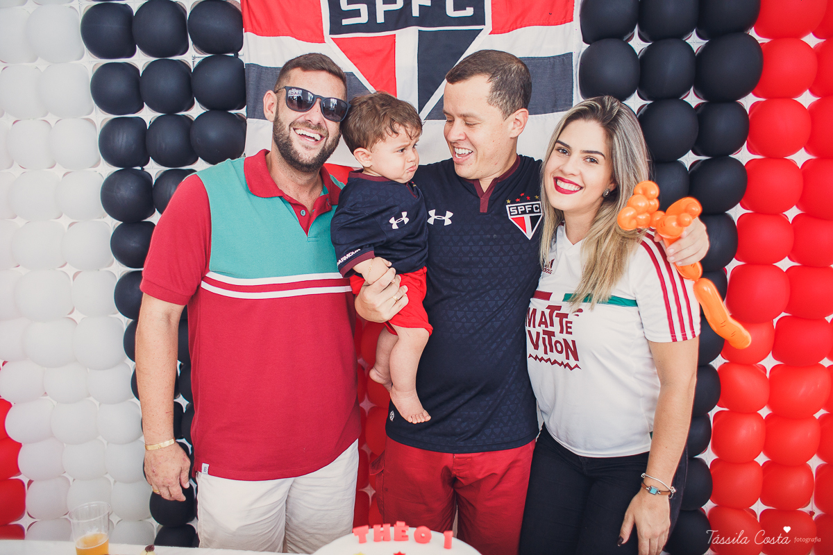 festa simples no tema São Paulo, convidados uniformizados com camisa de time na festa, aniversário simples no prédio, churrasco com amigos, churrasco oara aniversário de 1 ano, fotografia infantil, desconto em fotografia infantil em Vila Velha, fotógrafo