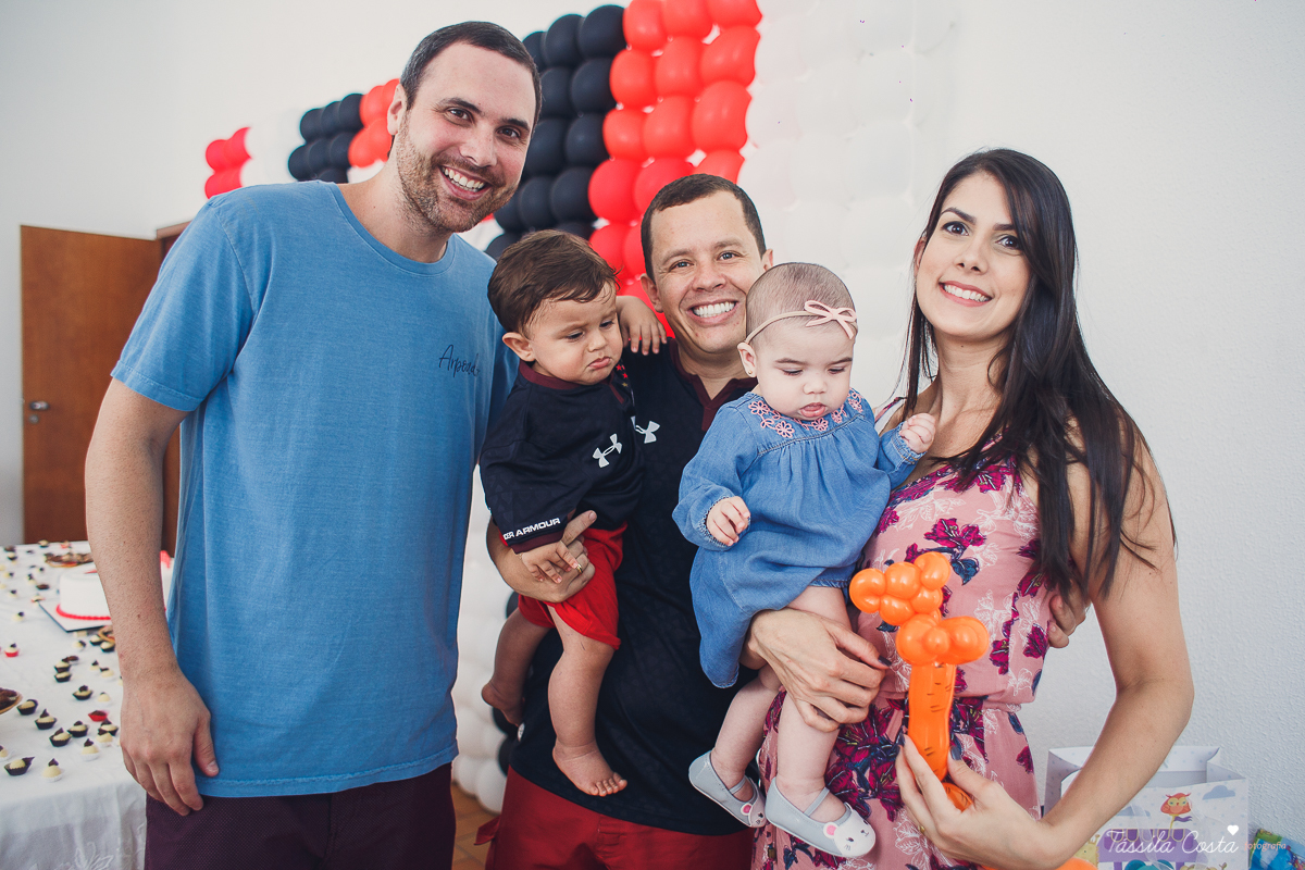 festa simples no tema São Paulo, convidados uniformizados com camisa de time na festa, aniversário simples no prédio, churrasco com amigos, churrasco oara aniversário de 1 ano, fotografia infantil, desconto em fotografia infantil em Vila Velha, fotógrafo