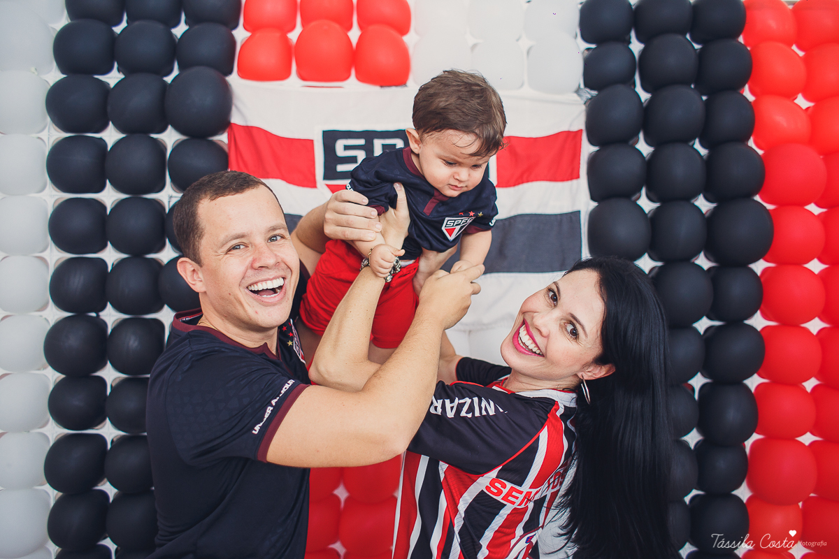 festa simples no tema São Paulo, convidados uniformizados com camisa de time na festa, aniversário simples no prédio, churrasco com amigos, churrasco oara aniversário de 1 ano, fotografia infantil, desconto em fotografia infantil em Vila Velha, fotógrafo