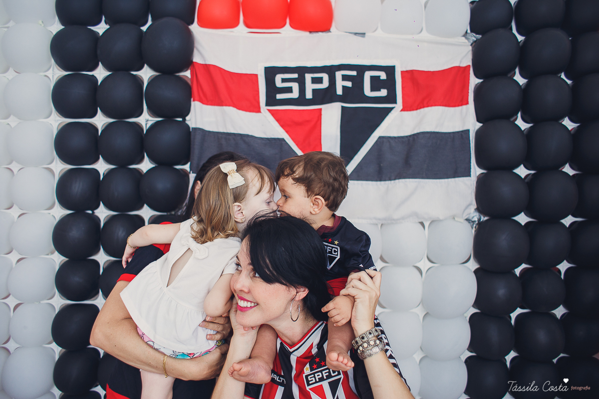 festa simples no tema São Paulo, convidados uniformizados com camisa de time na festa, aniversário simples no prédio, churrasco com amigos, churrasco oara aniversário de 1 ano, fotografia infantil, desconto em fotografia infantil em Vila Velha, fotógrafo