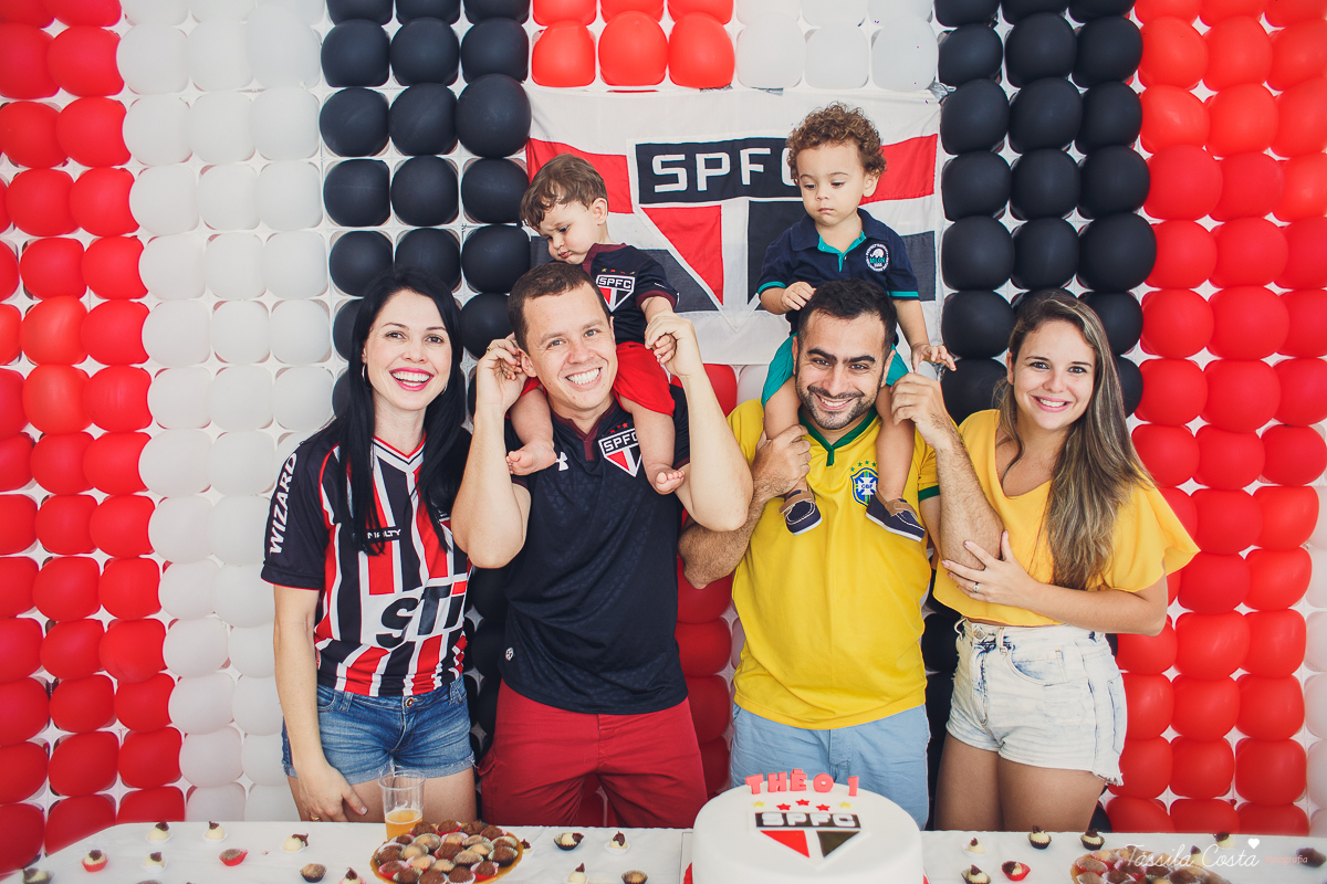 festa simples no tema São Paulo, convidados uniformizados com camisa de time na festa, aniversário simples no prédio, churrasco com amigos, churrasco oara aniversário de 1 ano, fotografia infantil, desconto em fotografia infantil em Vila Velha, fotógrafo