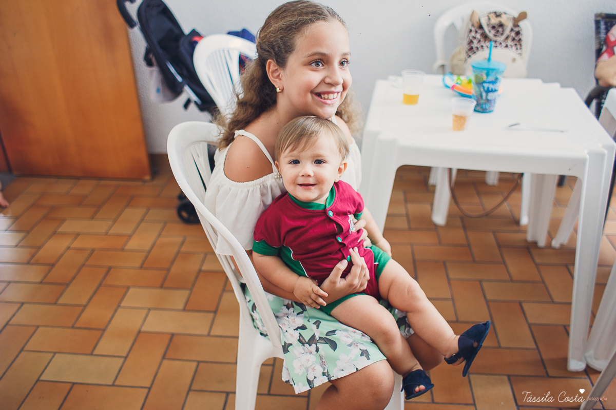 festa simples no tema São Paulo, convidados uniformizados com camisa de time na festa, aniversário simples no prédio, churrasco com amigos, churrasco oara aniversário de 1 ano, fotografia infantil, desconto em fotografia infantil em Vila Velha, fotógrafo