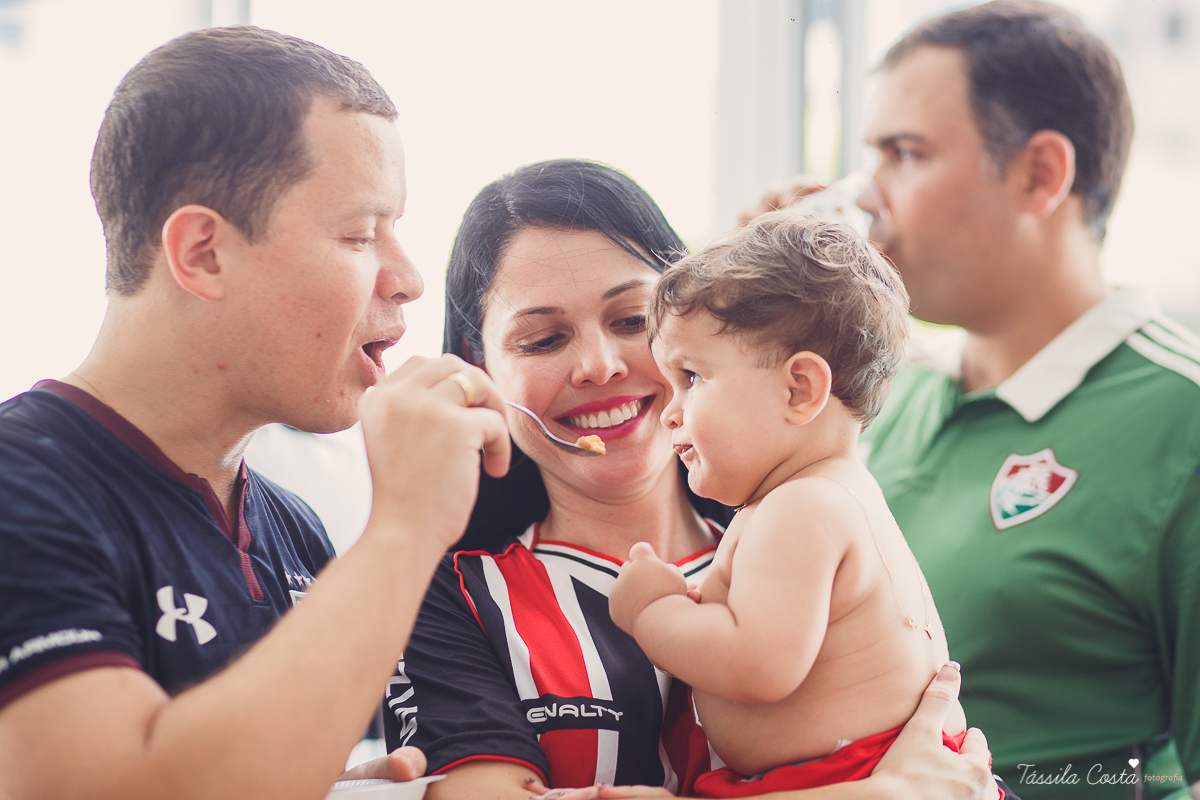 festa simples no tema São Paulo, convidados uniformizados com camisa de time na festa, aniversário simples no prédio, churrasco com amigos, churrasco oara aniversário de 1 ano, fotografia infantil, desconto em fotografia infantil em Vila Velha, fotógrafo