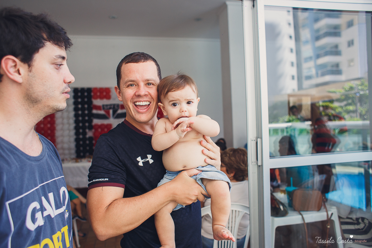 festa simples no tema São Paulo, convidados uniformizados com camisa de time na festa, aniversário simples no prédio, churrasco com amigos, churrasco oara aniversário de 1 ano, fotografia infantil, desconto em fotografia infantil em Vila Velha, fotógrafo