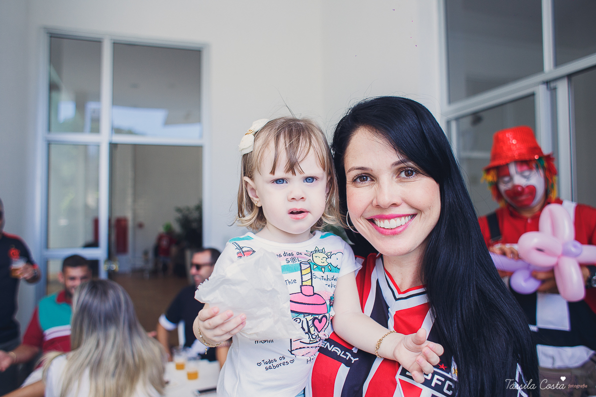 festa simples no tema São Paulo, convidados uniformizados com camisa de time na festa, aniversário simples no prédio, churrasco com amigos, churrasco oara aniversário de 1 ano, fotografia infantil, desconto em fotografia infantil em Vila Velha, fotógrafo