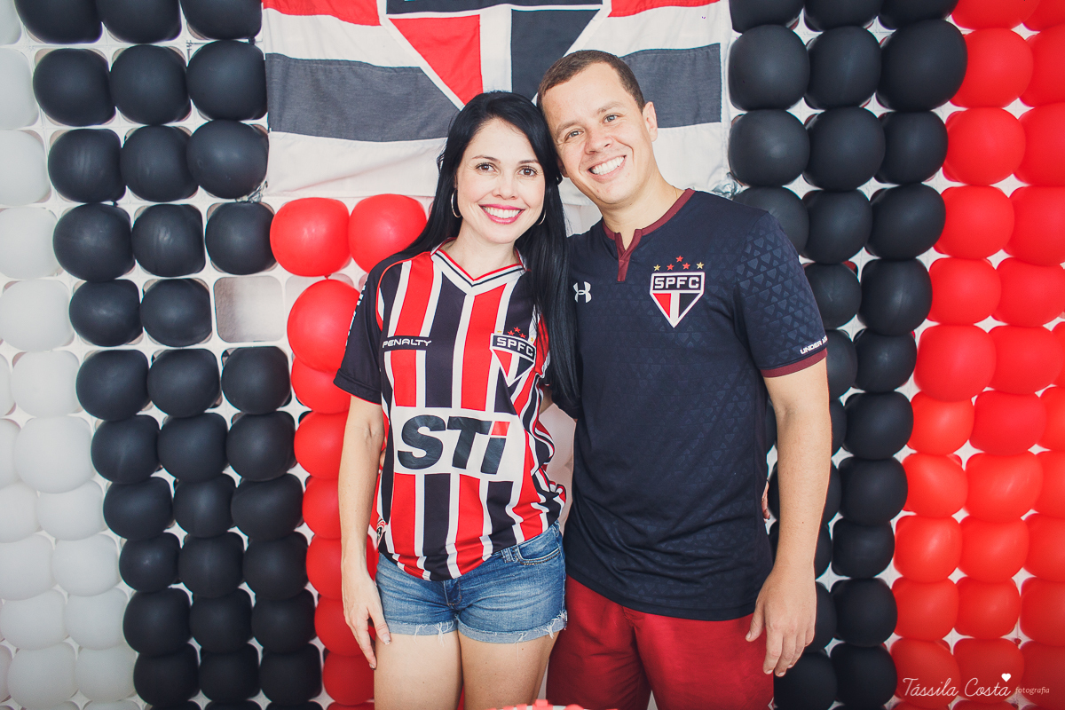 festa simples no tema São Paulo, convidados uniformizados com camisa de time na festa, aniversário simples no prédio, churrasco com amigos, churrasco oara aniversário de 1 ano, fotografia infantil, desconto em fotografia infantil em Vila Velha, fotógrafo