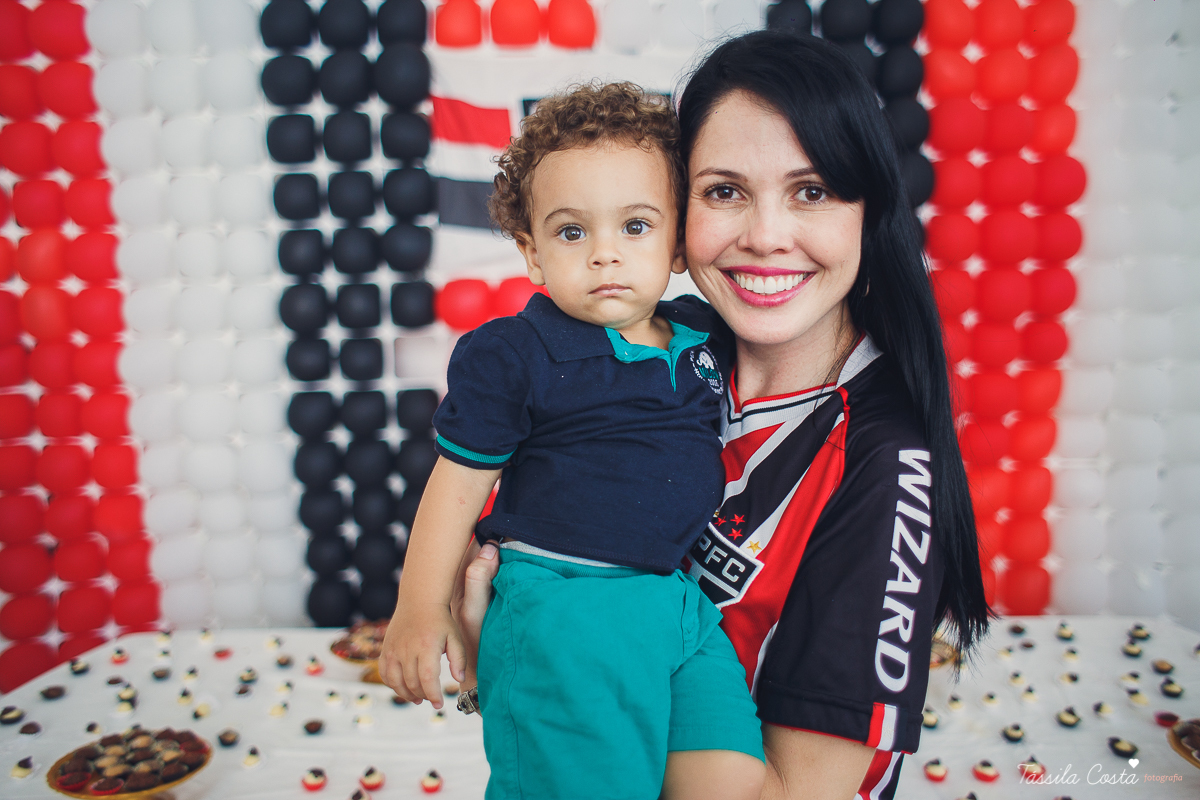 festa simples no tema São Paulo, convidados uniformizados com camisa de time na festa, aniversário simples no prédio, churrasco com amigos, churrasco oara aniversário de 1 ano, fotografia infantil, desconto em fotografia infantil em Vila Velha, fotógrafo