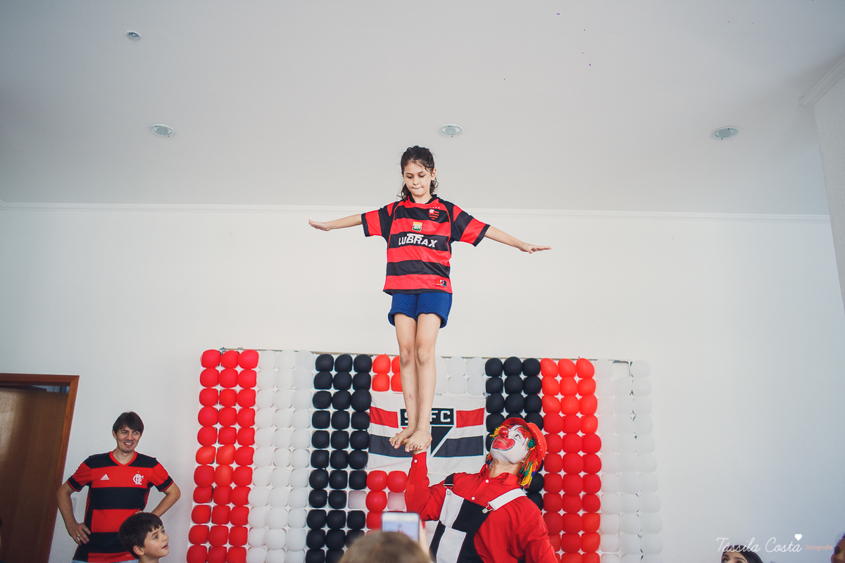 festa simples no tema São Paulo, convidados uniformizados com camisa de time na festa, aniversário simples no prédio, churrasco com amigos, churrasco oara aniversário de 1 ano, fotografia infantil, desconto em fotografia infantil em Vila Velha, fotógrafo