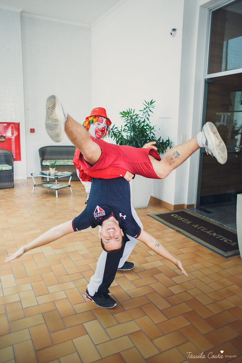 festa simples no tema São Paulo, convidados uniformizados com camisa de time na festa, aniversário simples no prédio, churrasco com amigos, churrasco oara aniversário de 1 ano, fotografia infantil, desconto em fotografia infantil em Vila Velha, fotógrafo