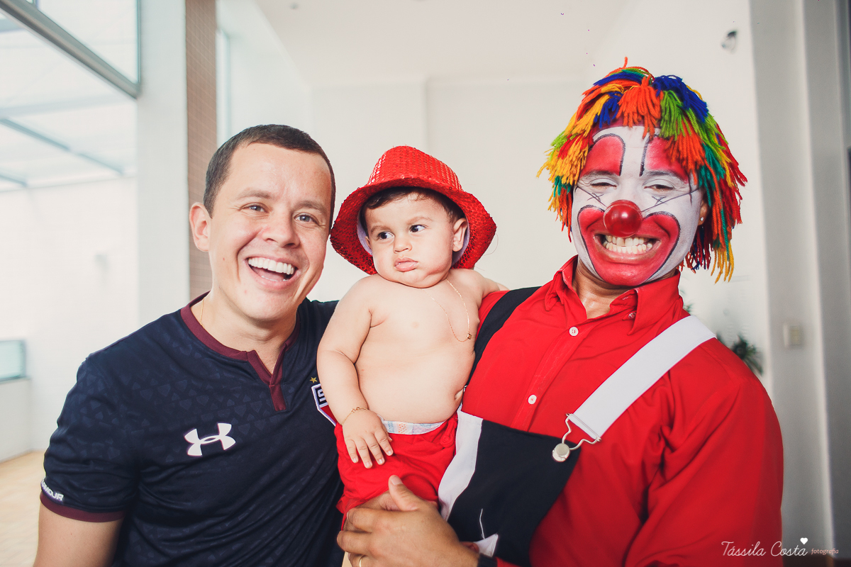 festa simples no tema São Paulo, convidados uniformizados com camisa de time na festa, aniversário simples no prédio, churrasco com amigos, churrasco oara aniversário de 1 ano, fotografia infantil, desconto em fotografia infantil em Vila Velha, fotógrafo