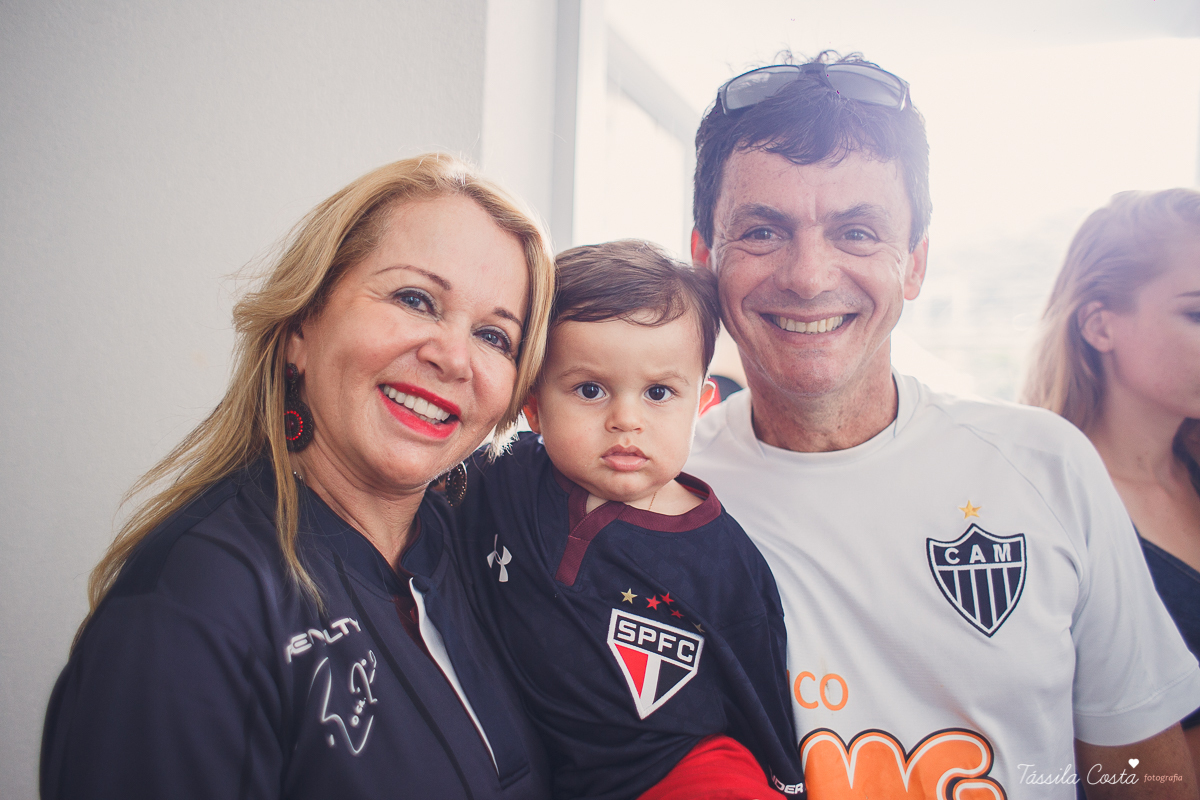 festa simples no tema São Paulo, convidados uniformizados com camisa de time na festa, aniversário simples no prédio, churrasco com amigos, churrasco oara aniversário de 1 ano, fotografia infantil, desconto em fotografia infantil em Vila Velha, fotógrafo