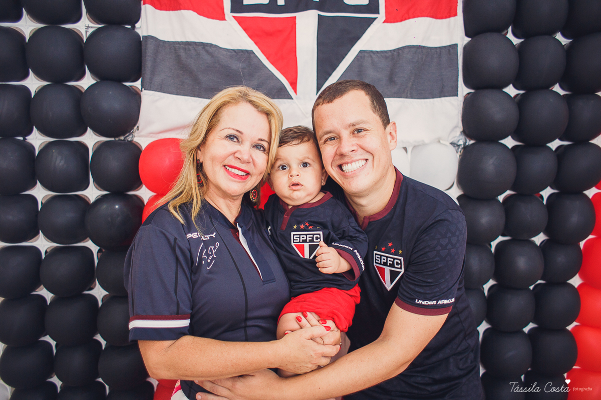 festa simples no tema São Paulo, convidados uniformizados com camisa de time na festa, aniversário simples no prédio, churrasco com amigos, churrasco oara aniversário de 1 ano, fotografia infantil, desconto em fotografia infantil em Vila Velha, fotógrafo