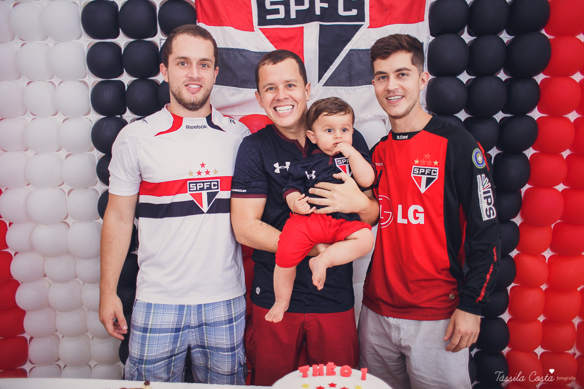 festa simples no tema São Paulo, convidados uniformizados com camisa de time na festa, aniversário simples no prédio, churrasco com amigos, churrasco oara aniversário de 1 ano, fotografia infantil, desconto em fotografia infantil em Vila Velha, fotógrafo