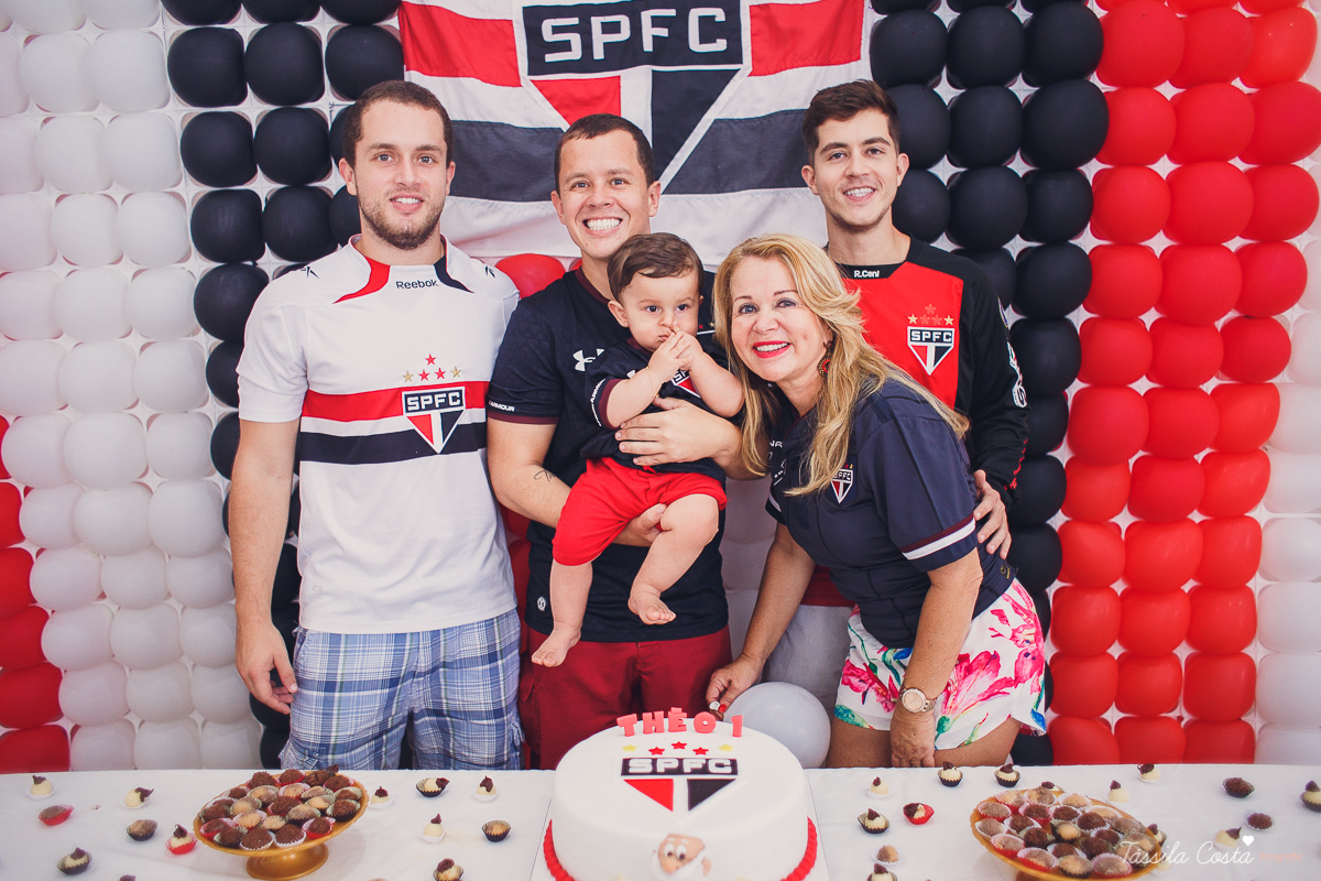 festa simples no tema São Paulo, convidados uniformizados com camisa de time na festa, aniversário simples no prédio, churrasco com amigos, churrasco oara aniversário de 1 ano, fotografia infantil, desconto em fotografia infantil em Vila Velha, fotógrafo