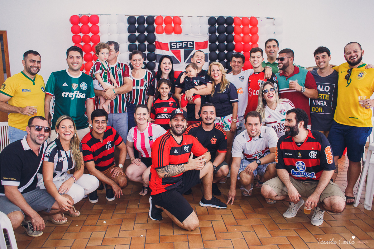 festa simples no tema São Paulo, convidados uniformizados com camisa de time na festa, aniversário simples no prédio, churrasco com amigos, churrasco oara aniversário de 1 ano, fotografia infantil, desconto em fotografia infantil em Vila Velha, fotógrafo