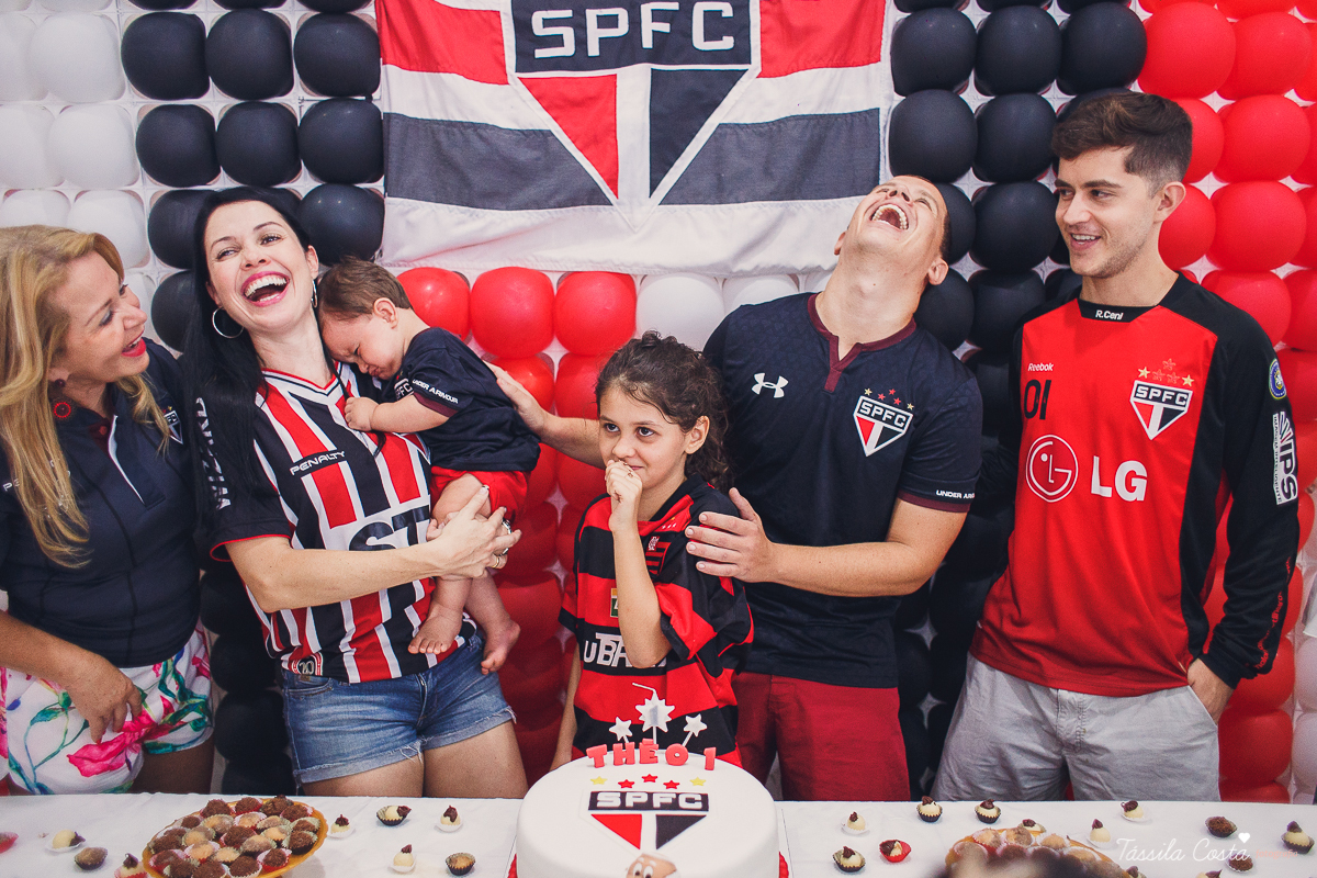 festa simples no tema São Paulo, convidados uniformizados com camisa de time na festa, aniversário simples no prédio, churrasco com amigos, churrasco oara aniversário de 1 ano, fotografia infantil, desconto em fotografia infantil em Vila Velha, fotógrafo