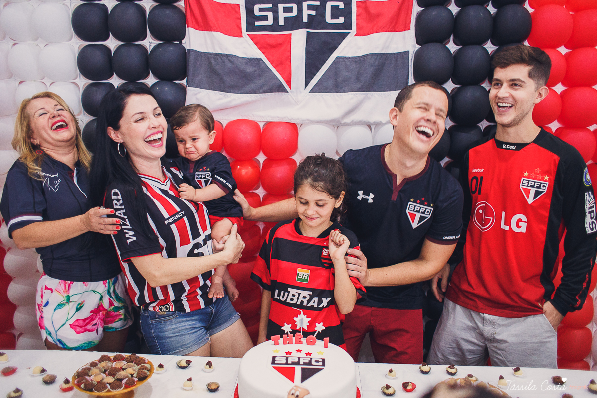 festa simples no tema São Paulo, convidados uniformizados com camisa de time na festa, aniversário simples no prédio, churrasco com amigos, churrasco oara aniversário de 1 ano, fotografia infantil, desconto em fotografia infantil em Vila Velha, fotógrafo