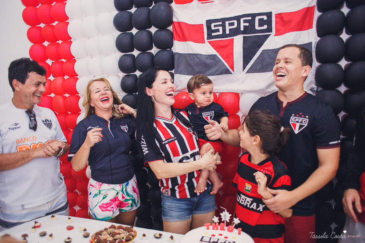 festa simples no tema São Paulo, convidados uniformizados com camisa de time na festa, aniversário simples no prédio, churrasco com amigos, churrasco oara aniversário de 1 ano, fotografia infantil, desconto em fotografia infantil em Vila Velha, fotógrafo