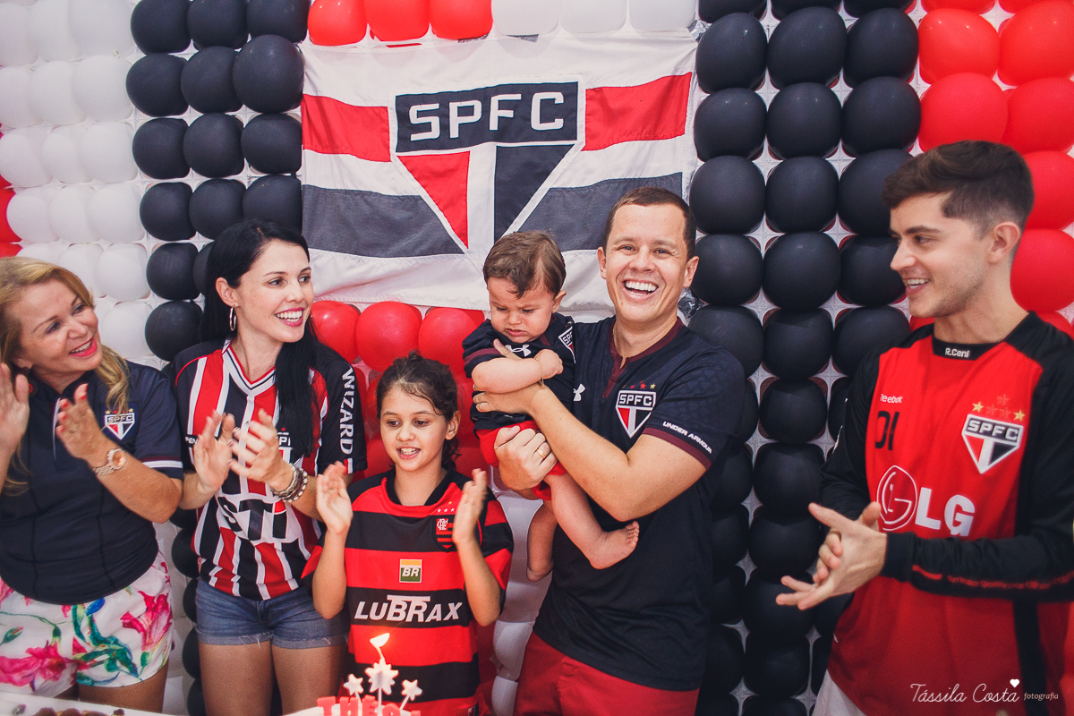 festa simples no tema São Paulo, convidados uniformizados com camisa de time na festa, aniversário simples no prédio, churrasco com amigos, churrasco oara aniversário de 1 ano, fotografia infantil, desconto em fotografia infantil em Vila Velha, fotógrafo