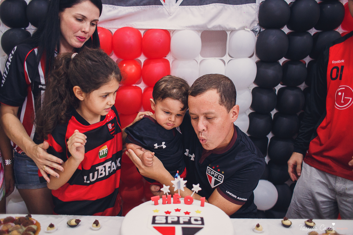 festa simples no tema São Paulo, convidados uniformizados com camisa de time na festa, aniversário simples no prédio, churrasco com amigos, churrasco oara aniversário de 1 ano, fotografia infantil, desconto em fotografia infantil em Vila Velha, fotógrafo