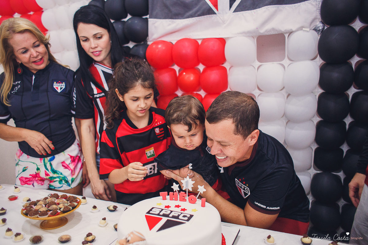 festa simples no tema São Paulo, convidados uniformizados com camisa de time na festa, aniversário simples no prédio, churrasco com amigos, churrasco oara aniversário de 1 ano, fotografia infantil, desconto em fotografia infantil em Vila Velha, fotógrafo