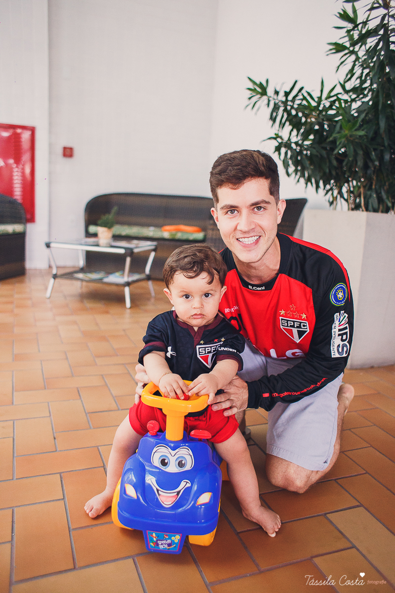 festa simples no tema São Paulo, convidados uniformizados com camisa de time na festa, aniversário simples no prédio, churrasco com amigos, churrasco oara aniversário de 1 ano, fotografia infantil, desconto em fotografia infantil em Vila Velha, fotógrafo