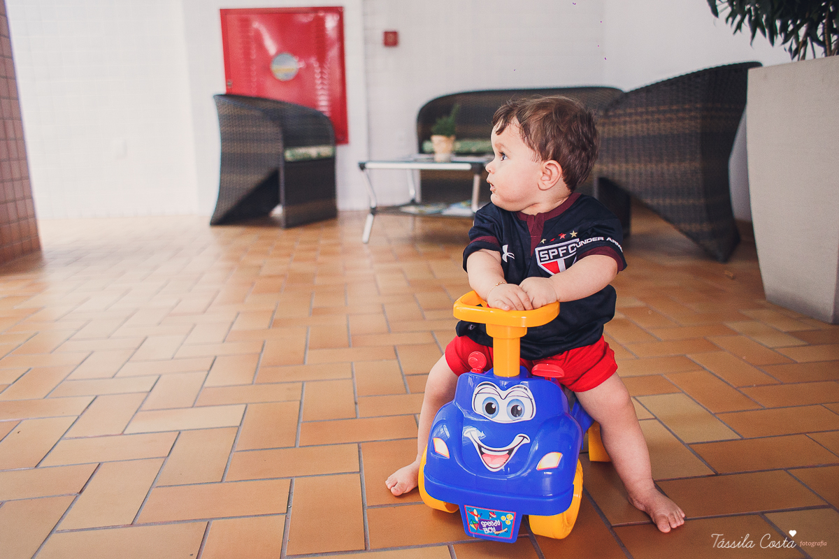 festa simples no tema São Paulo, convidados uniformizados com camisa de time na festa, aniversário simples no prédio, churrasco com amigos, churrasco oara aniversário de 1 ano, fotografia infantil, desconto em fotografia infantil em Vila Velha, fotógrafo