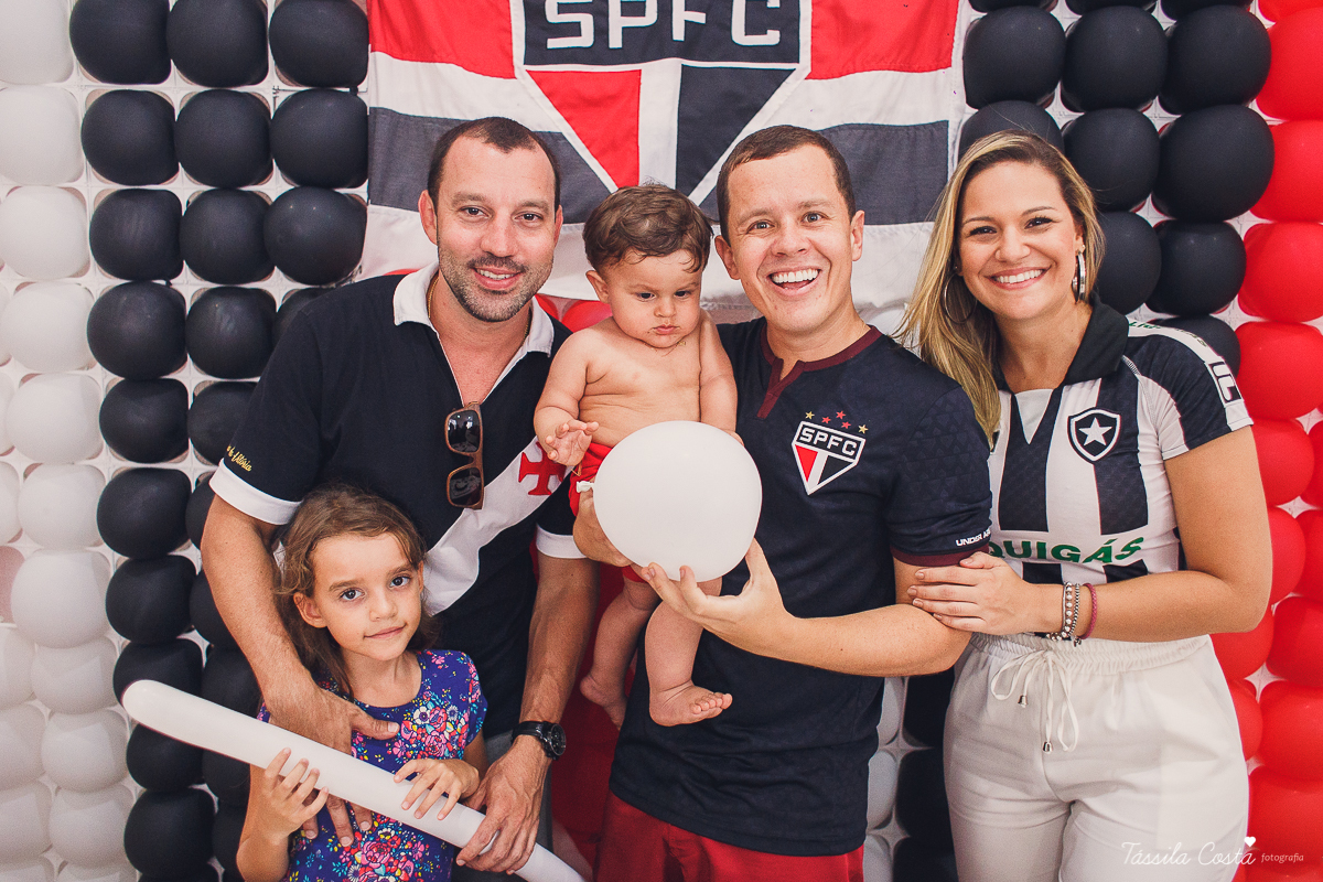 festa simples no tema São Paulo, convidados uniformizados com camisa de time na festa, aniversário simples no prédio, churrasco com amigos, churrasco oara aniversário de 1 ano, fotografia infantil, desconto em fotografia infantil em Vila Velha, fotógrafo