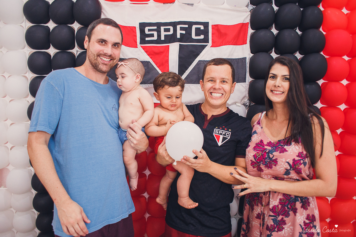 festa simples no tema São Paulo, convidados uniformizados com camisa de time na festa, aniversário simples no prédio, churrasco com amigos, churrasco oara aniversário de 1 ano, fotografia infantil, desconto em fotografia infantil em Vila Velha, fotógrafo