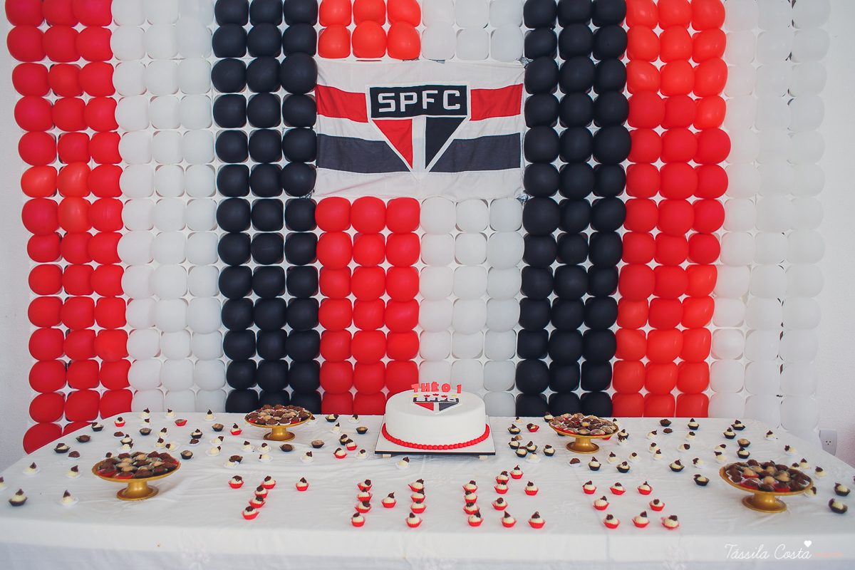festa simples no tema São Paulo, convidados uniformizados com camisa de time na festa, aniversário simples no prédio, churrasco com amigos, churrasco oara aniversário de 1 ano, fotografia infantil, desconto em fotografia infantil em Vila Velha, fotógrafo