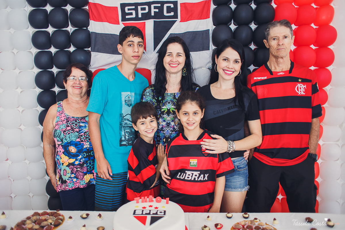 festa simples no tema São Paulo, convidados uniformizados com camisa de time na festa, aniversário simples no prédio, churrasco com amigos, churrasco oara aniversário de 1 ano, fotografia infantil, desconto em fotografia infantil em Vila Velha, fotógrafo