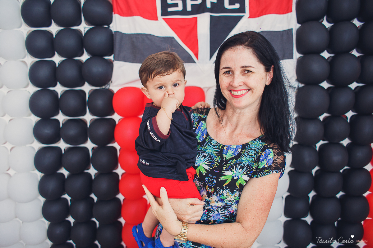 festa simples no tema São Paulo, convidados uniformizados com camisa de time na festa, aniversário simples no prédio, churrasco com amigos, churrasco oara aniversário de 1 ano, fotografia infantil, desconto em fotografia infantil em Vila Velha, fotógrafo