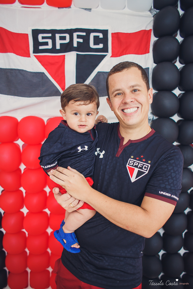 festa simples no tema São Paulo, convidados uniformizados com camisa de time na festa, aniversário simples no prédio, churrasco com amigos, churrasco oara aniversário de 1 ano, fotografia infantil, desconto em fotografia infantil em Vila Velha, fotógrafo