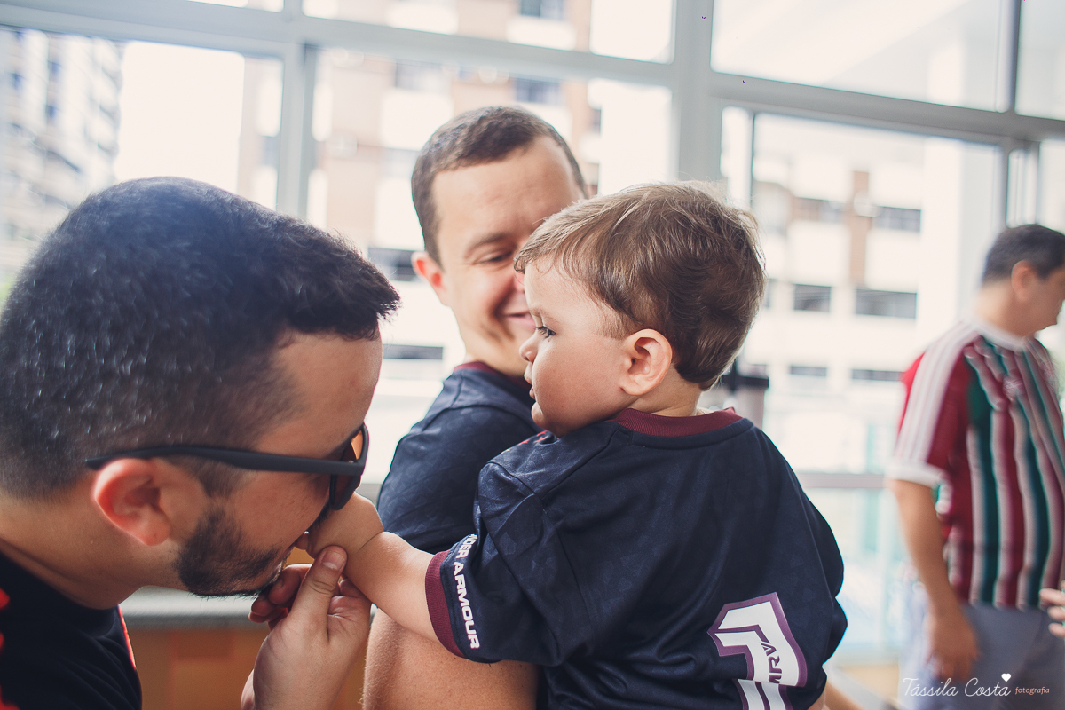 festa simples no tema São Paulo, convidados uniformizados com camisa de time na festa, aniversário simples no prédio, churrasco com amigos, churrasco oara aniversário de 1 ano, fotografia infantil, desconto em fotografia infantil em Vila Velha, fotógrafo