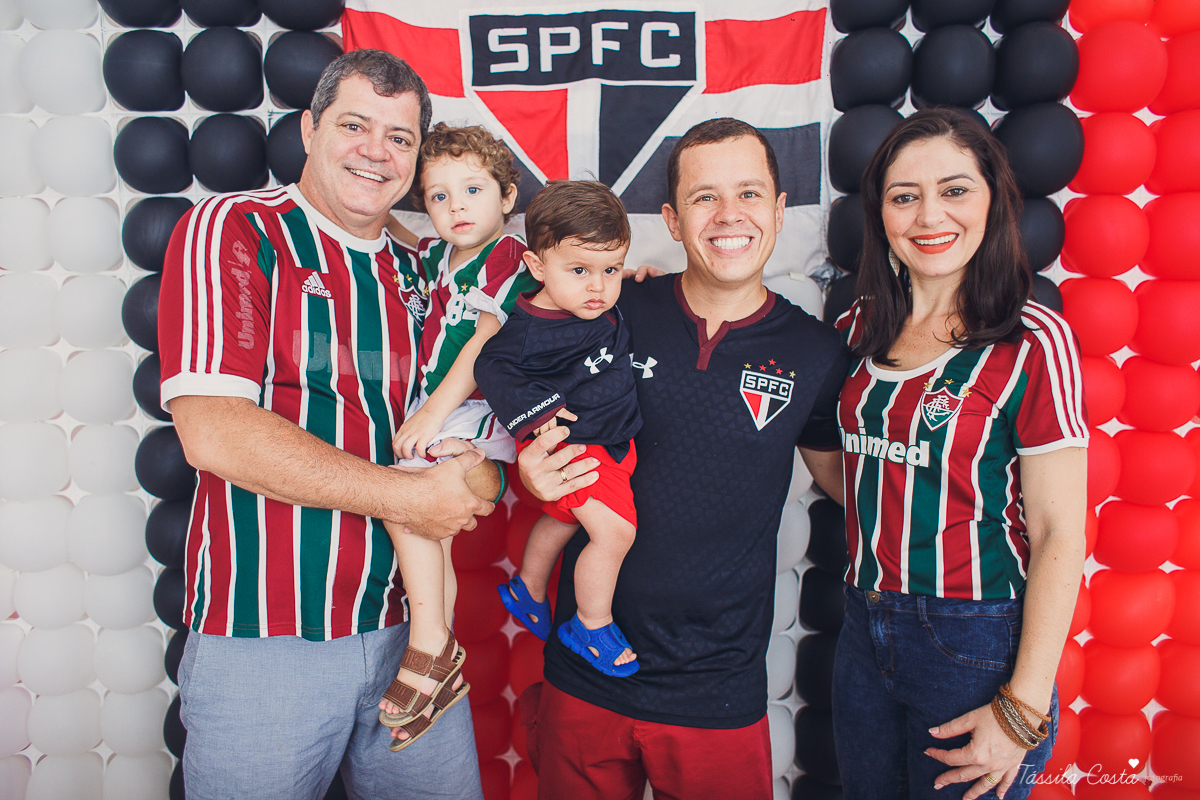 festa simples no tema São Paulo, convidados uniformizados com camisa de time na festa, aniversário simples no prédio, churrasco com amigos, churrasco oara aniversário de 1 ano, fotografia infantil, desconto em fotografia infantil em Vila Velha, fotógrafo